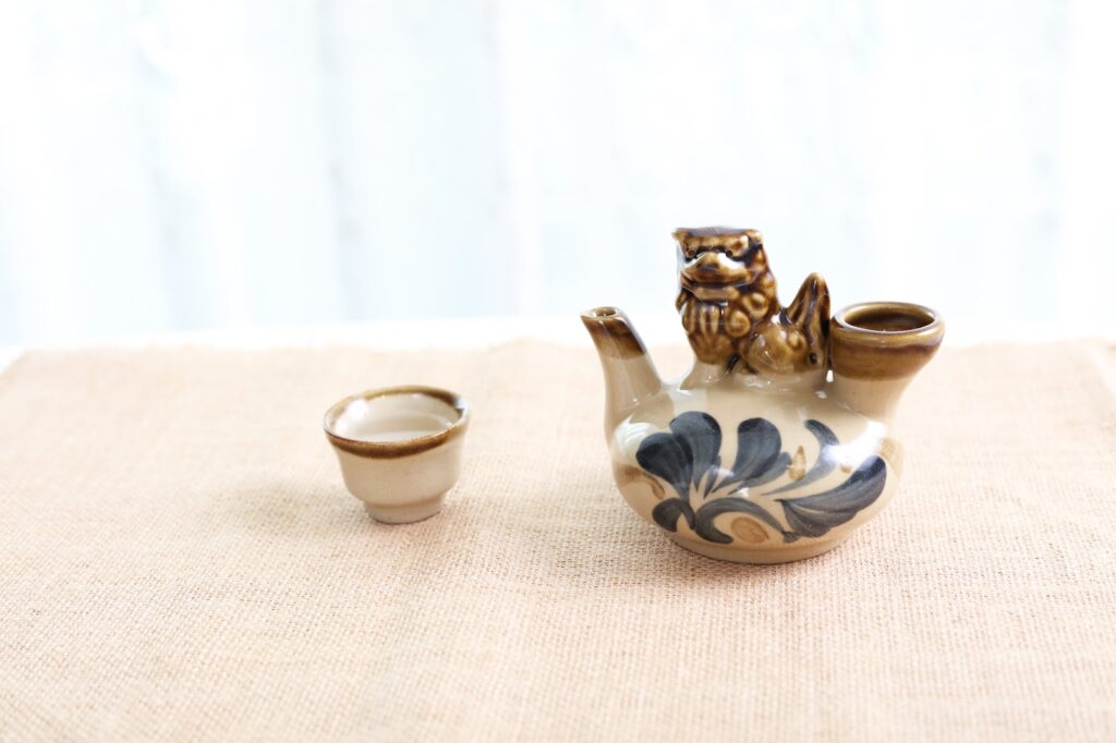 沖縄の伝統酒器で楽しむ「ストレート」