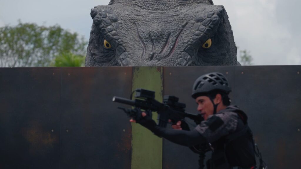 城壁から覗いてくるT-REX