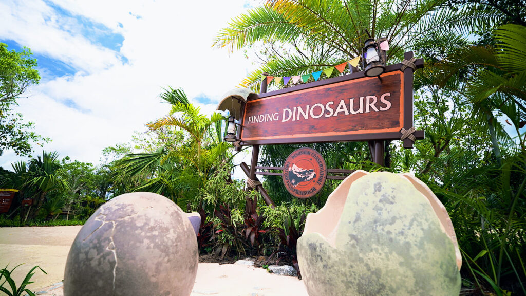 FINDING DINOSAURS(ファインディングダイナソーズ)の入口看板