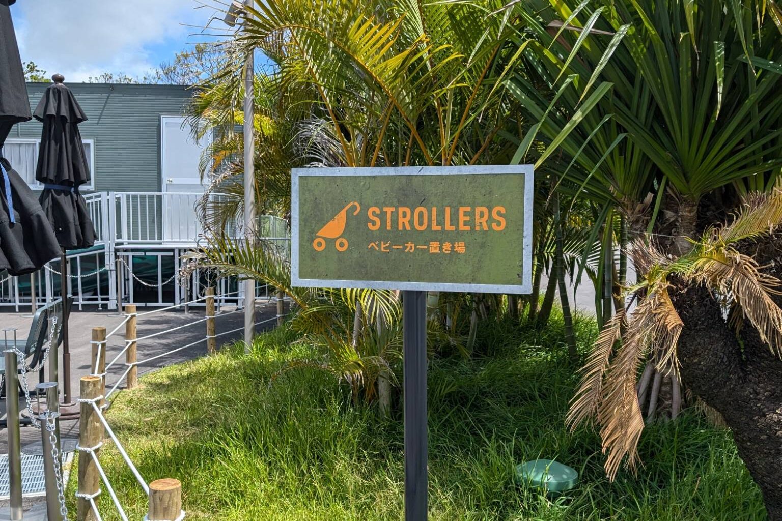 ジャングリア内にあるベビーカー置き場