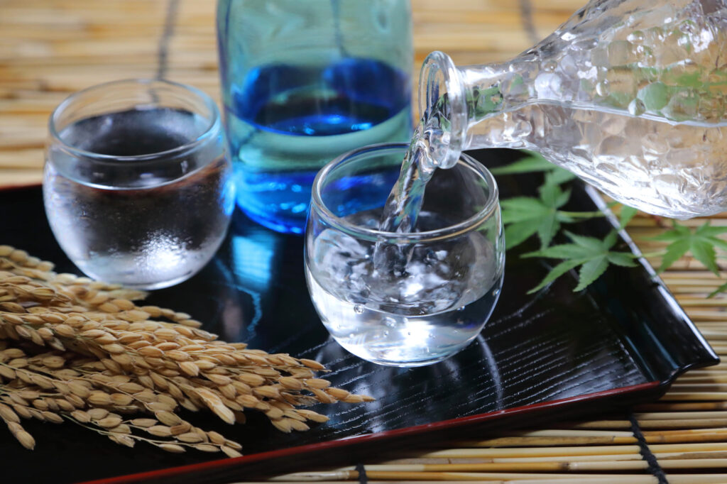 香りと味わいの違い:泡盛の個性と日本酒の多様性