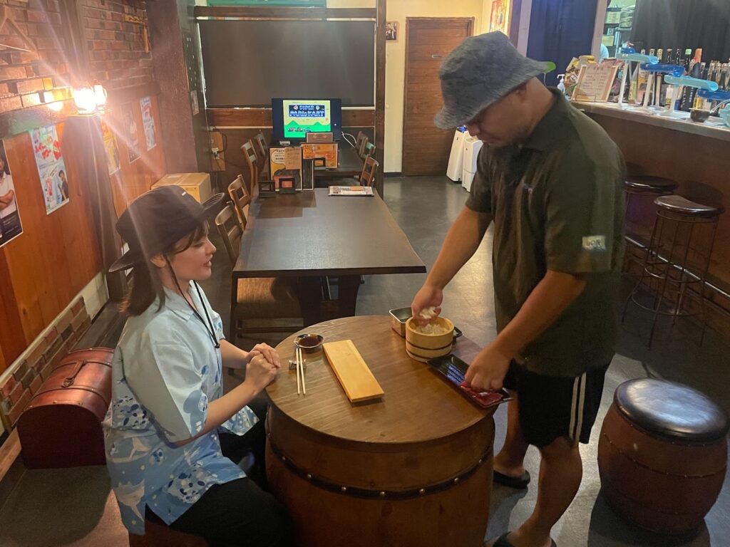 握る準備をするザッキーさん