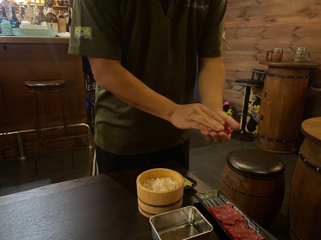 お寿司を握るザッキーさん