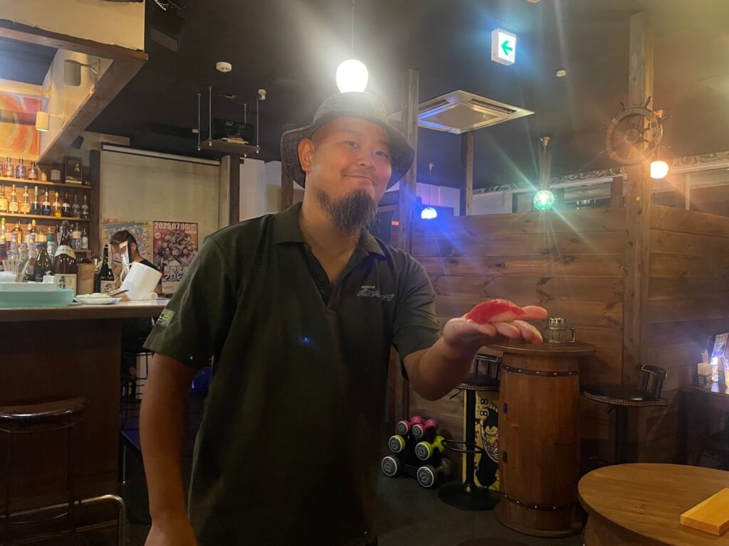 お寿司をもつザッキーさん