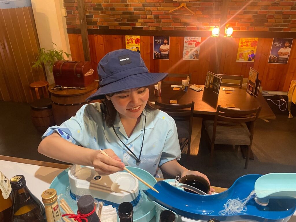 流しそうめんを食べるはーるー