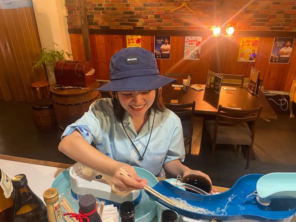 流しそうめんを食べるはーるー