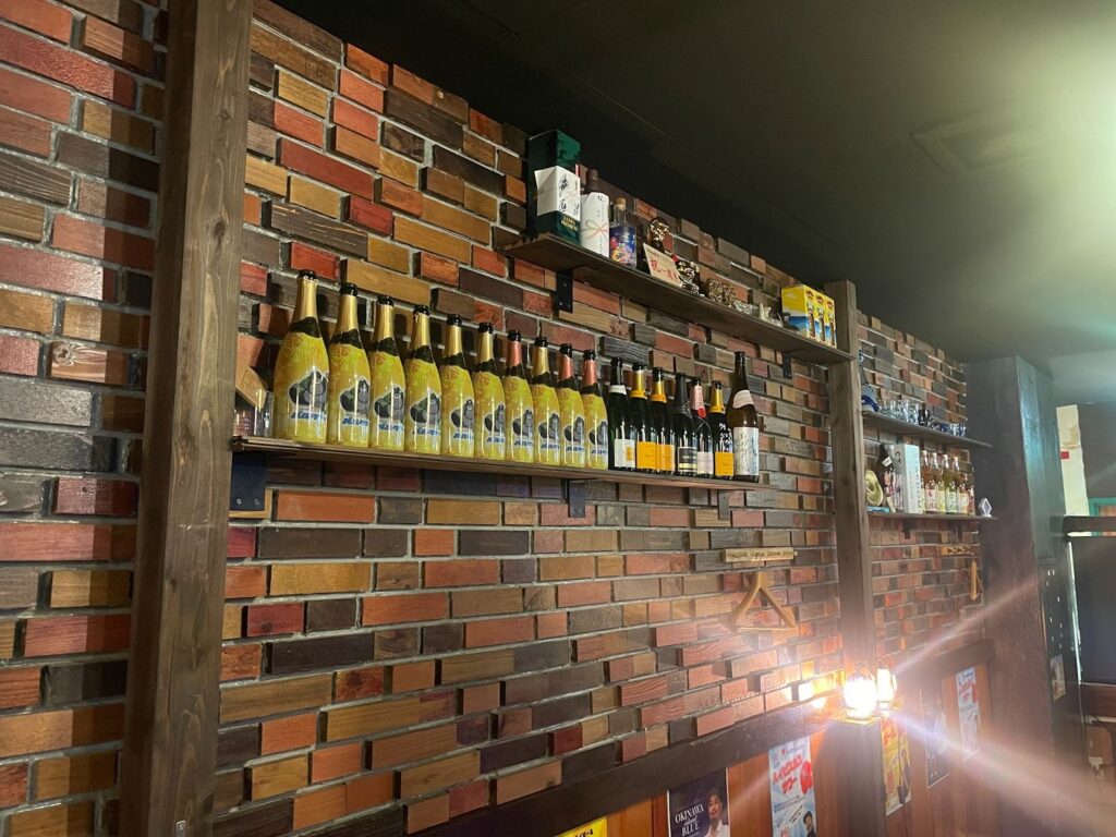 Dining BAR バルクアップ壁に掛けられ瓶