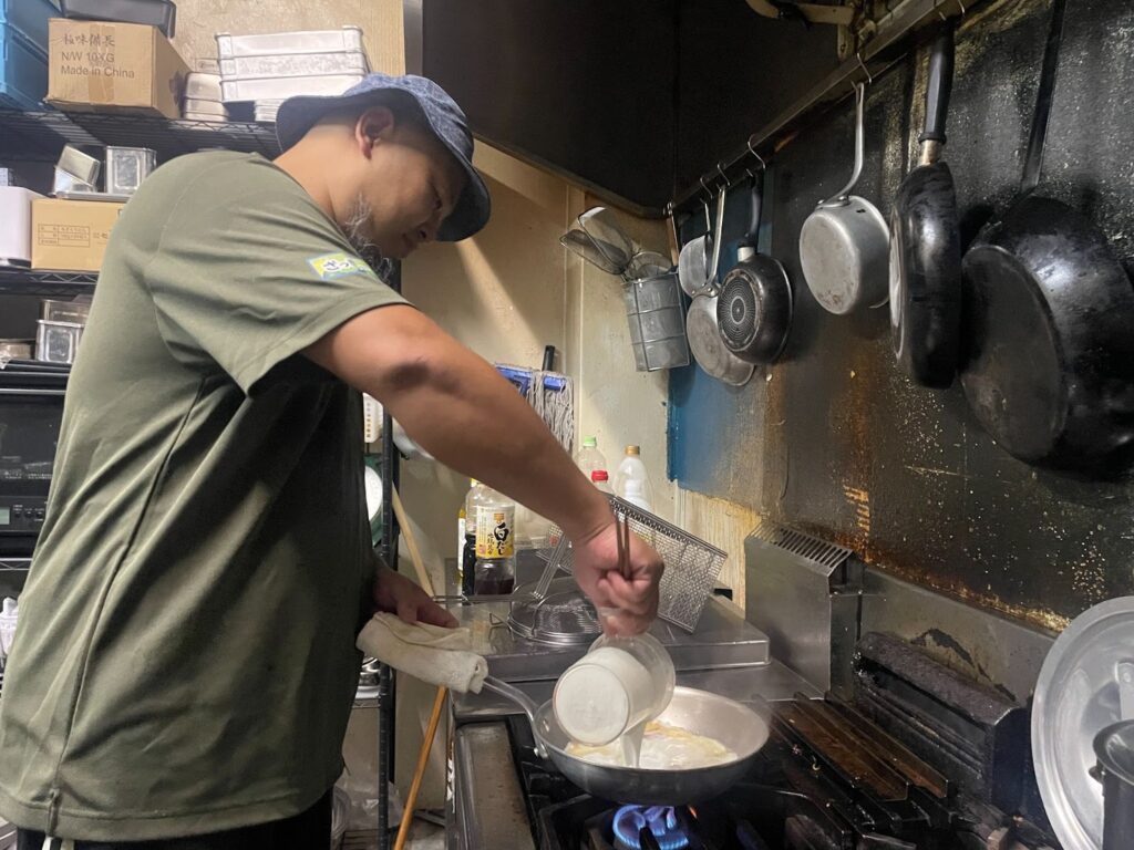 料理するザッキーさん