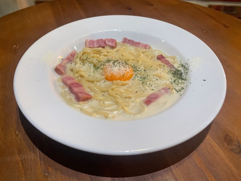 沖縄そばのカルボナーラ