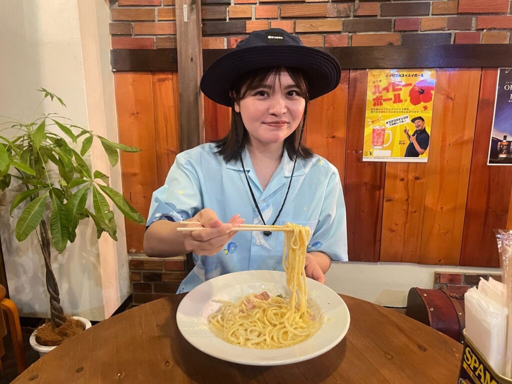 カルボナーラを食べるはーるー