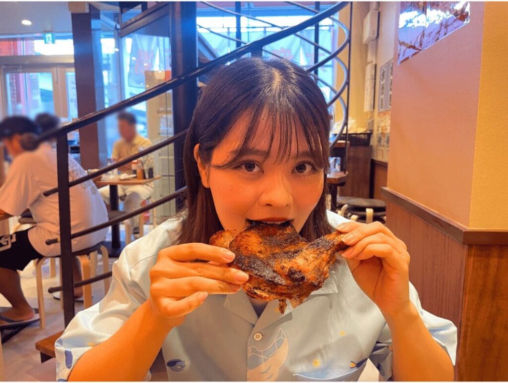 秘伝の骨付鳥を食べるはーるー