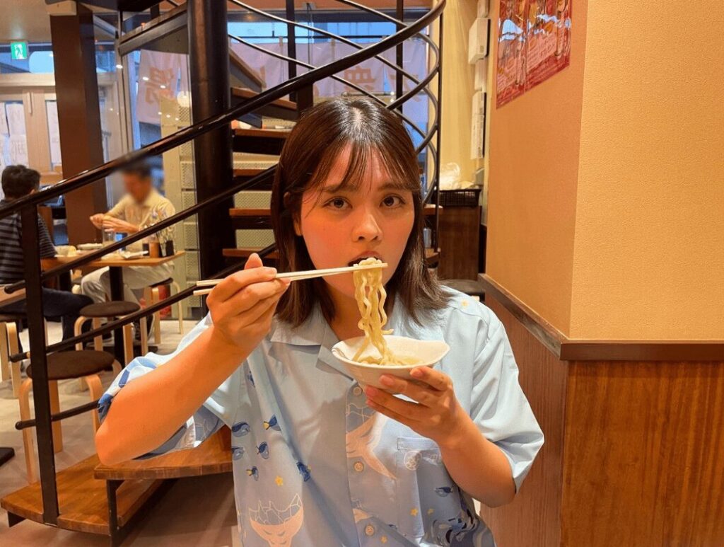 〆のラーメンを食べるはーるー