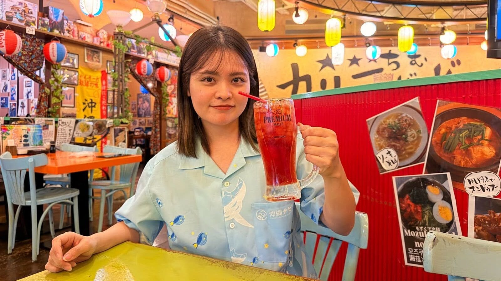 はーるーがドリンクを持つ