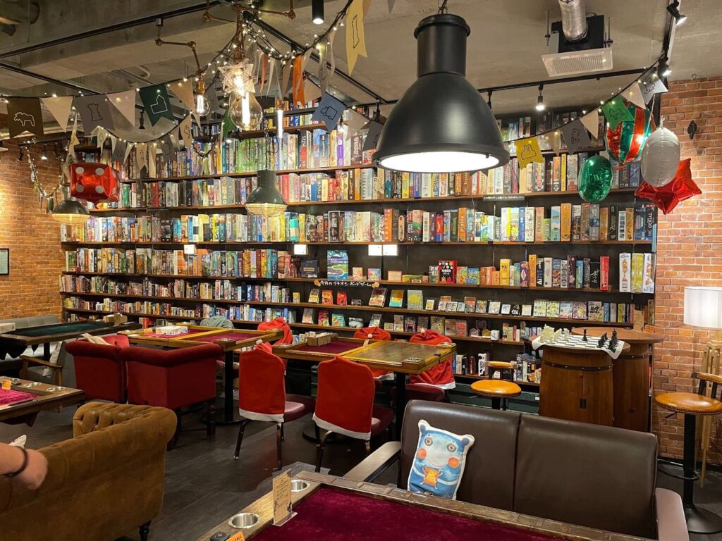 壁に掛けられたボードゲーム