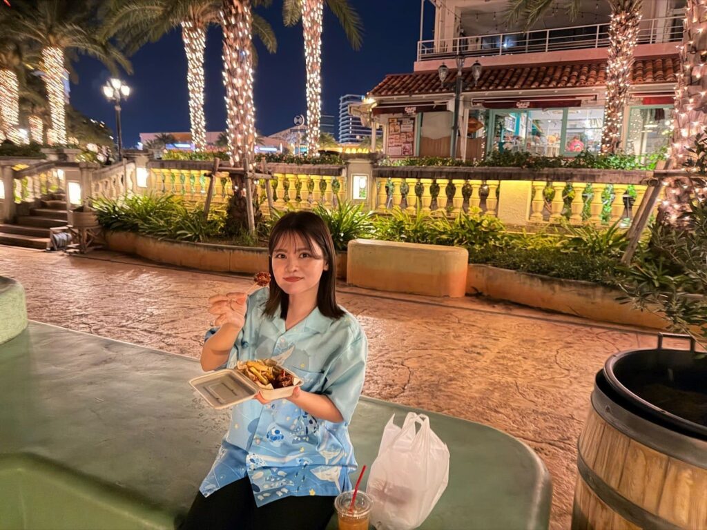 夜景を見ながら食べるはーるー