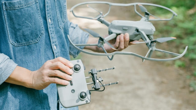 ドローンを持つ男性