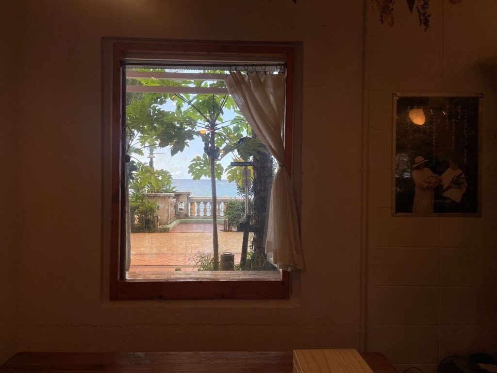 窓から見える海