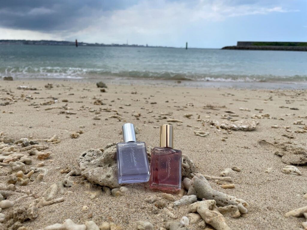 作った香水を海で記念撮影