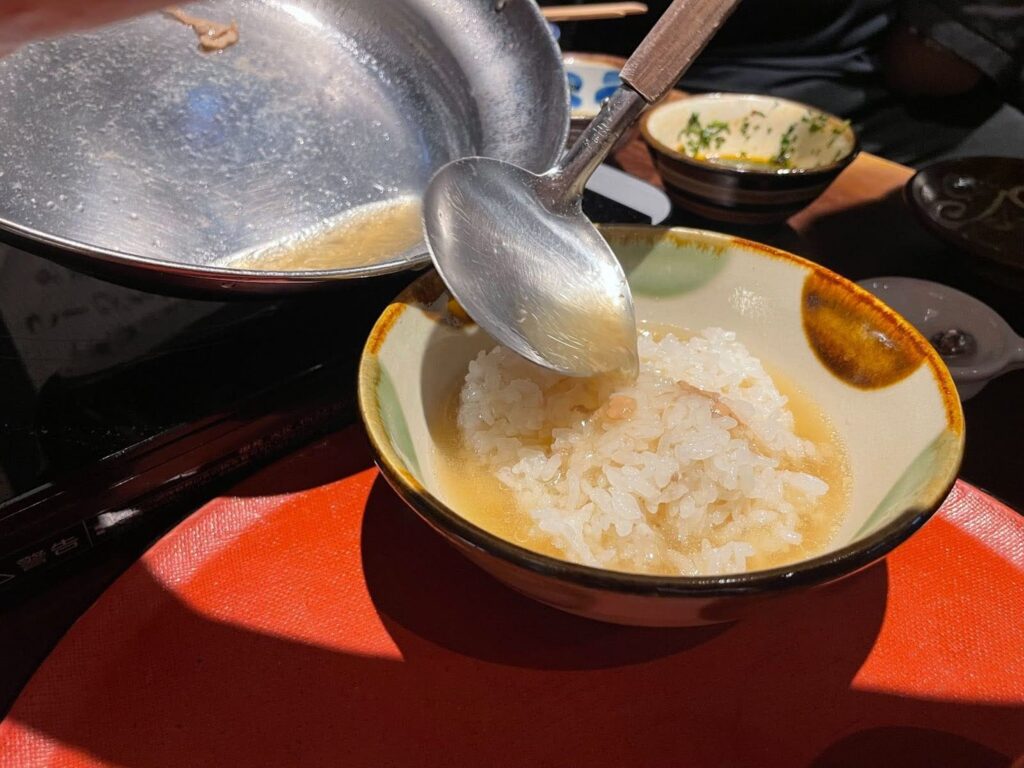 出汁を白米にかける