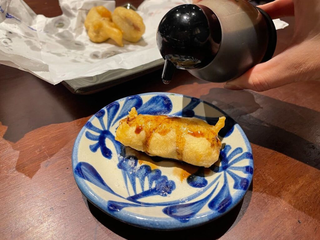天ぷらにソースをかける