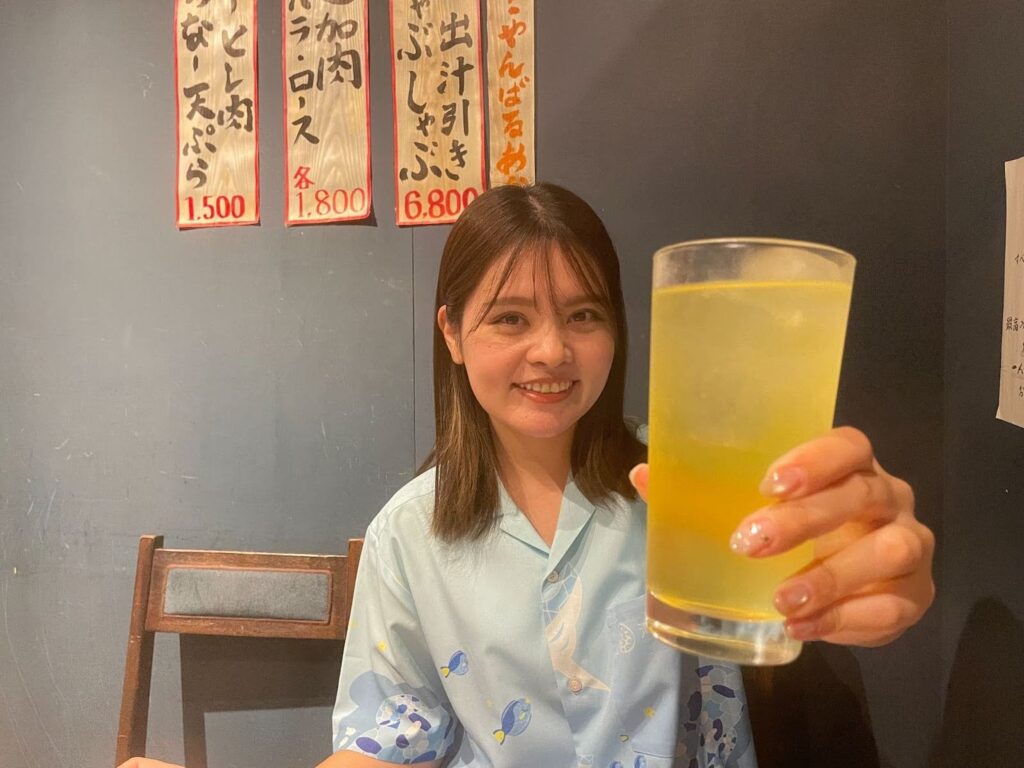 シークワサージュースを持つはーるー