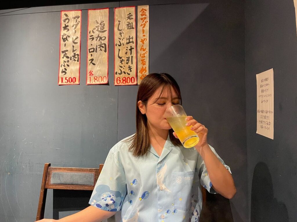 シークワサージュースを飲むはーるー