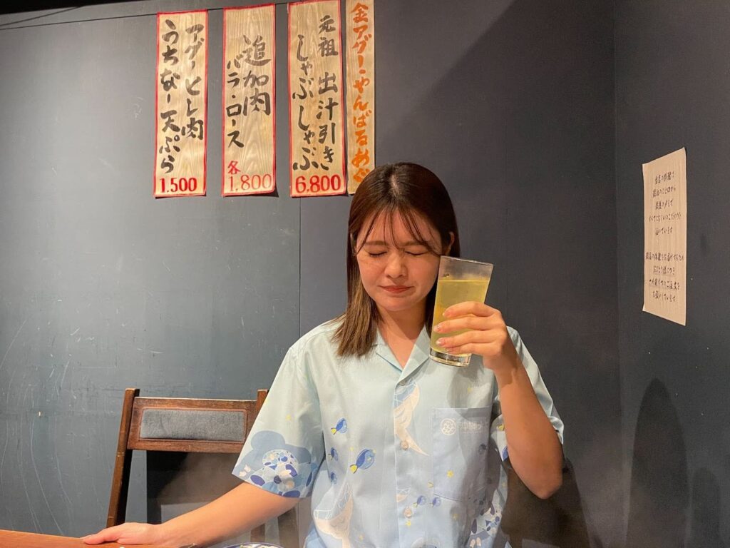 シークワサージュースを飲むはーるー