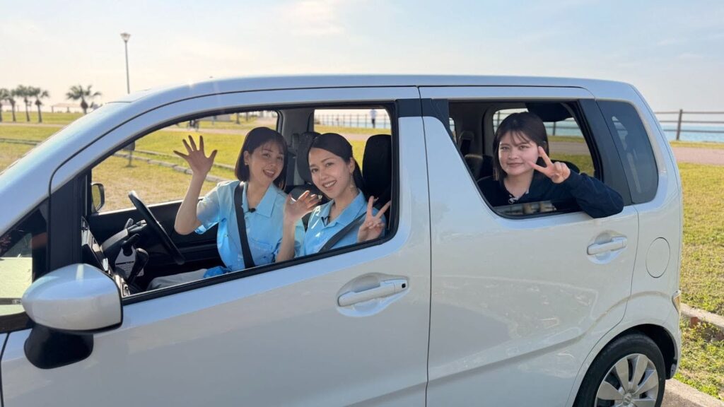 レンタカーに乗るウナイカナイとはーるー