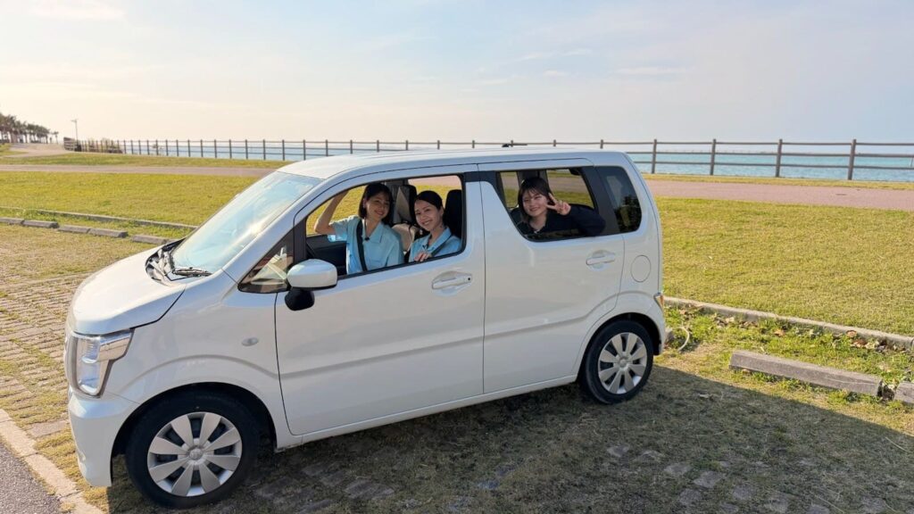 レンタカーに乗るニライカナイとはーるー