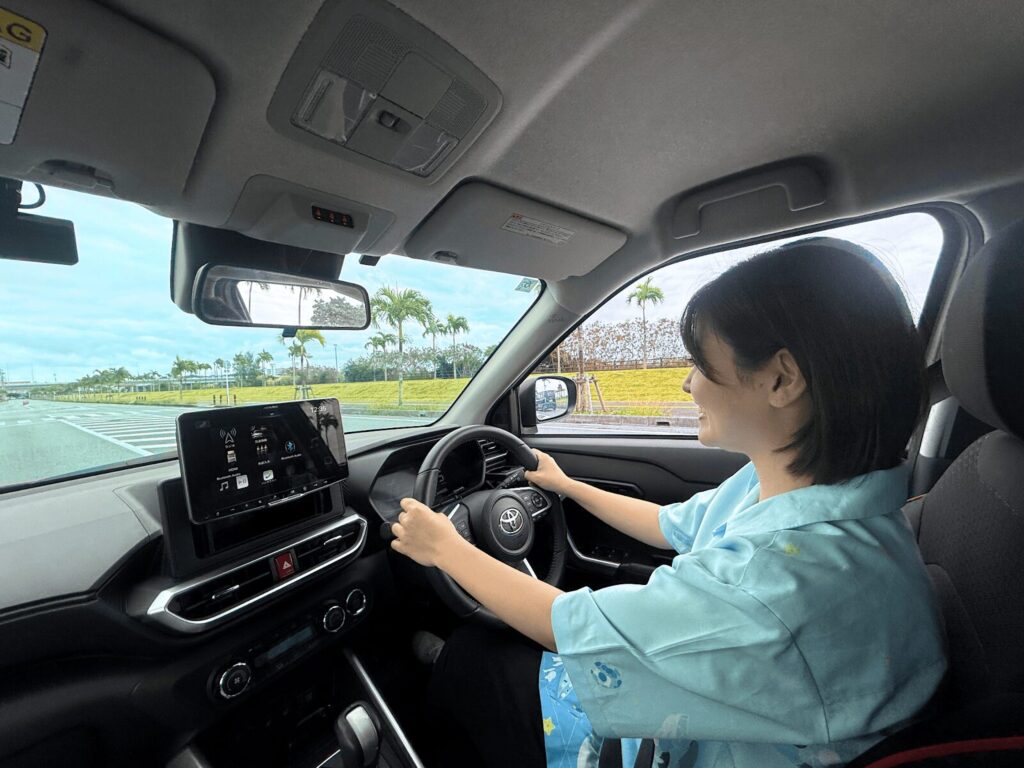 運転するはーるー