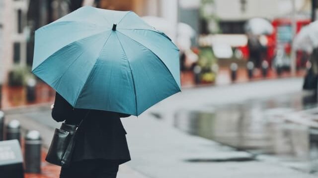 傘をさして街中を歩く