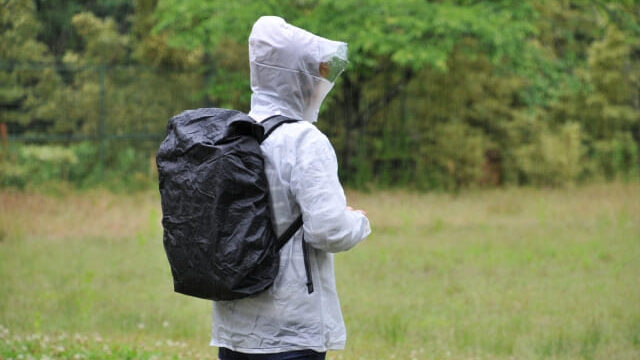 雨具をつけた男性
