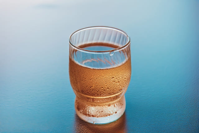 結露しているさんぴん茶