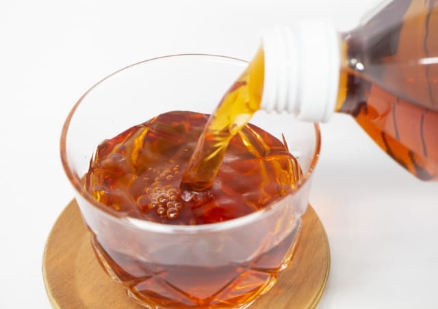 さんぴん茶を注ぐ