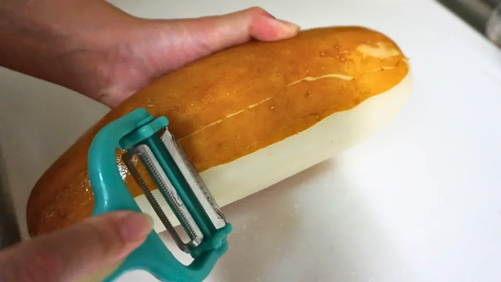 皮を剝いているモウイ