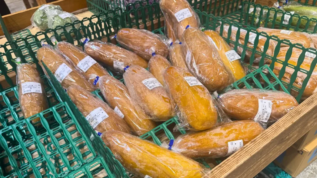 スーパーに並ぶモウイ