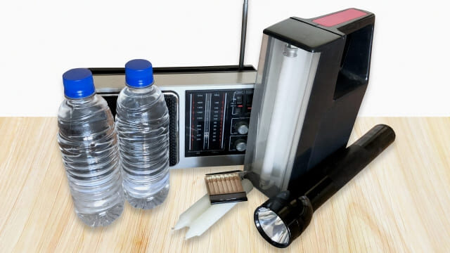 懐中電灯、電池、ろうそくを準備する