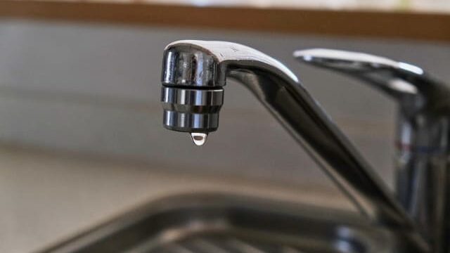 水が垂れる蛇口