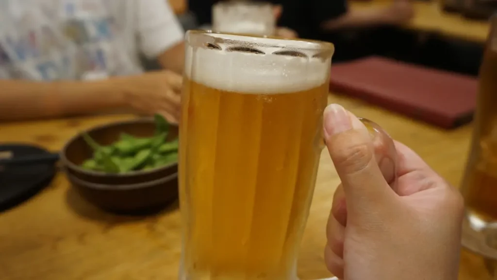 静かにビール