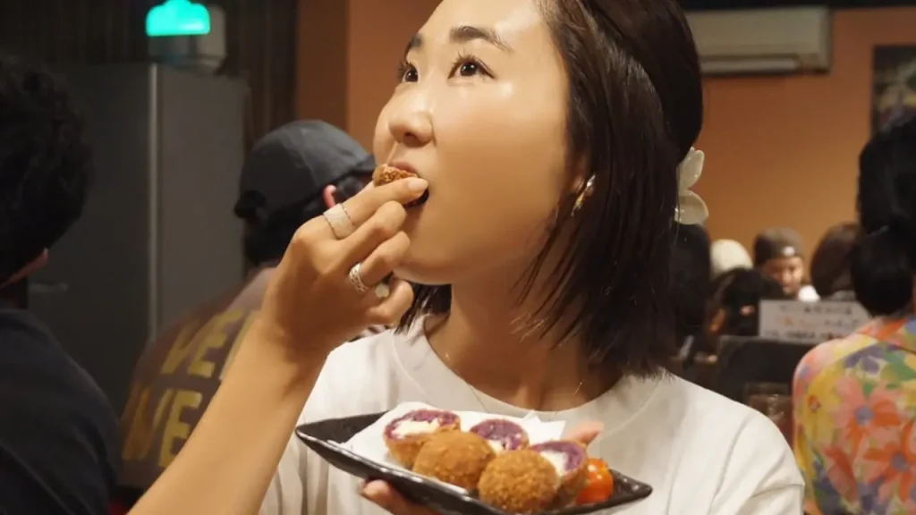 紅芋チーズコロッケを食べる