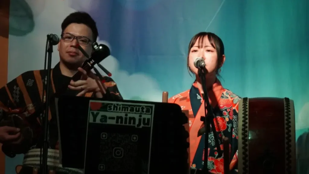 美しい歌声の島唄演者