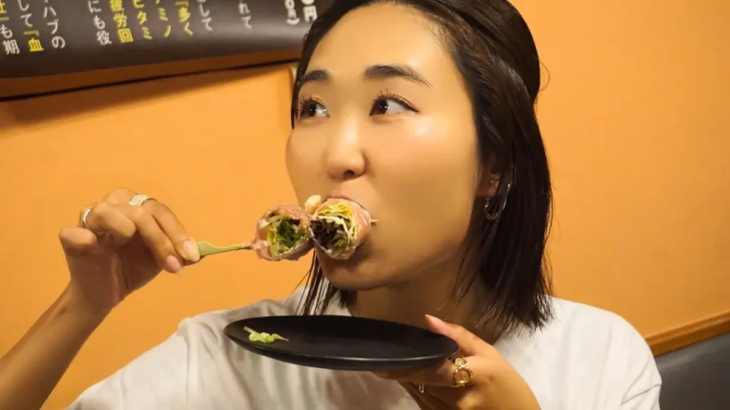 シーザーサラダ串をかじる
