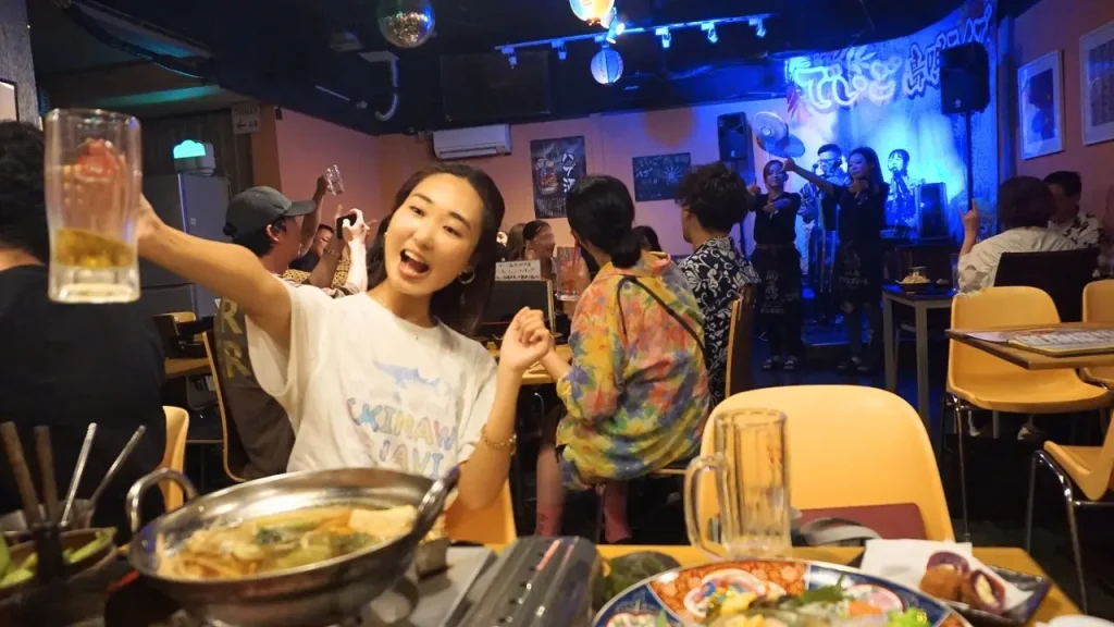 楽しそうに島唄ライブへ参加