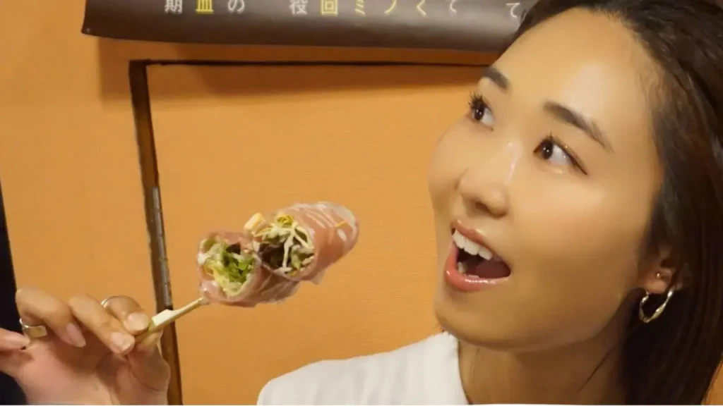 シーザーサラダ串を食べるところ