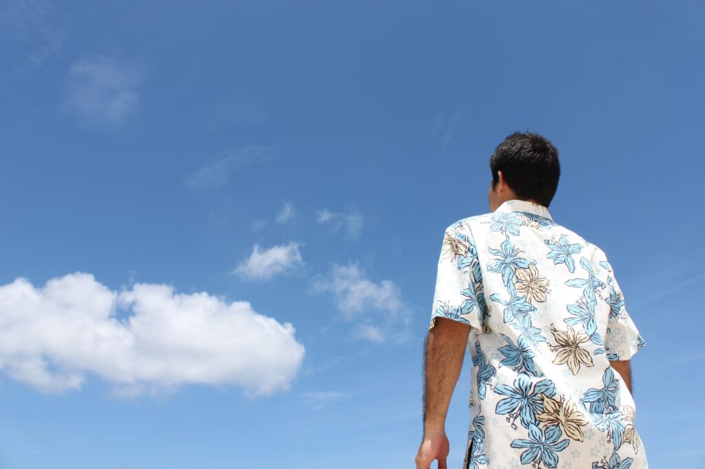 かりゆしウェアを着ている男性