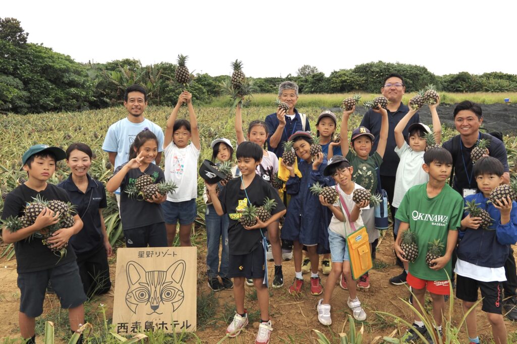 小学生を招いて「ピーチパインの学校」