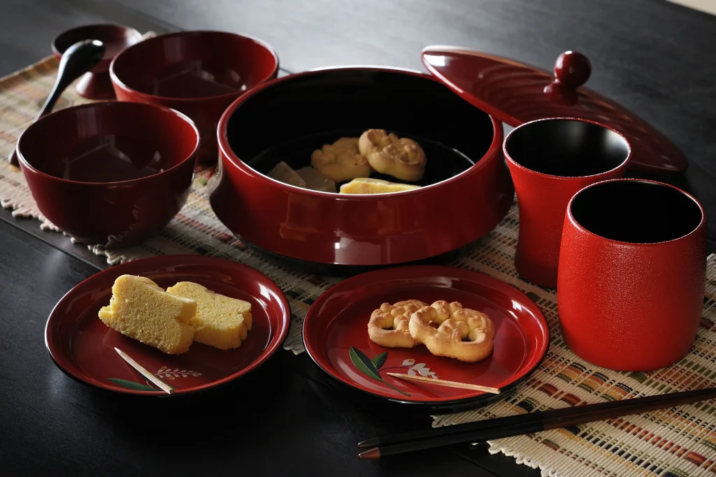 職人のこだわりを感じる琉球漆器が揃う