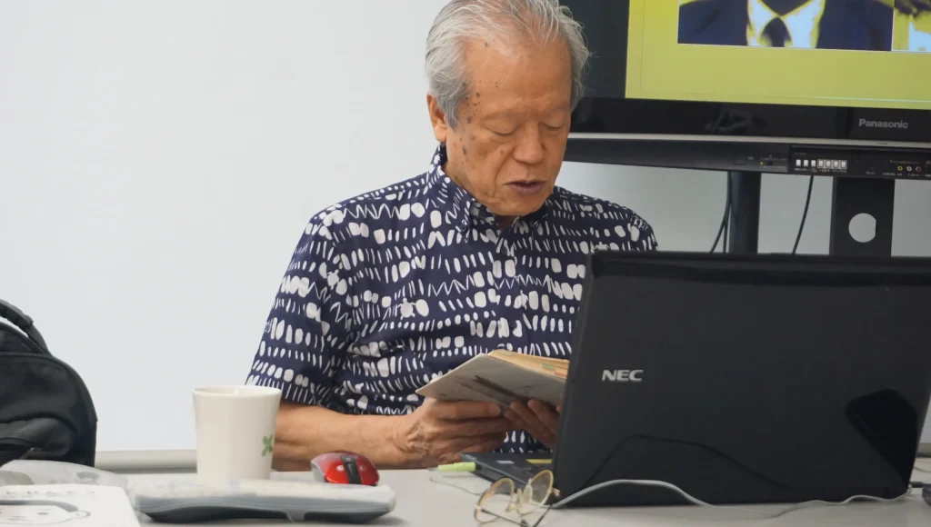 対馬丸記念館で対馬丸について講話する渡口さん