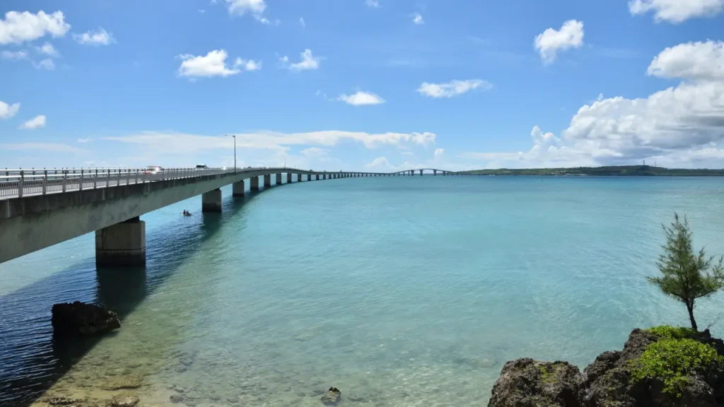 宮古島と伊良部島を結ぶ伊良部大橋と青い海