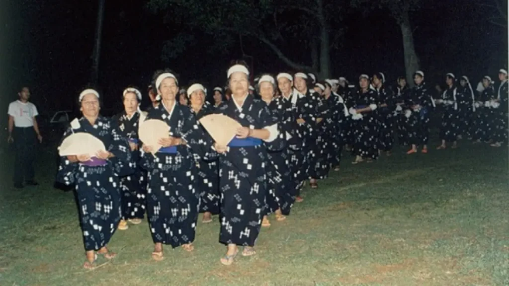 宮古島の伝統衣装をまとい列になって踊る人々
